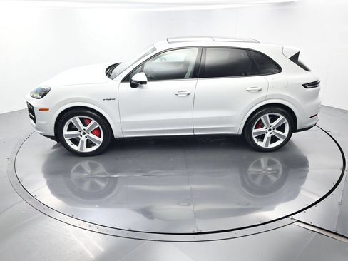 Certified 2025 Porsche Cayenne Turbo AWD/4WD image 37