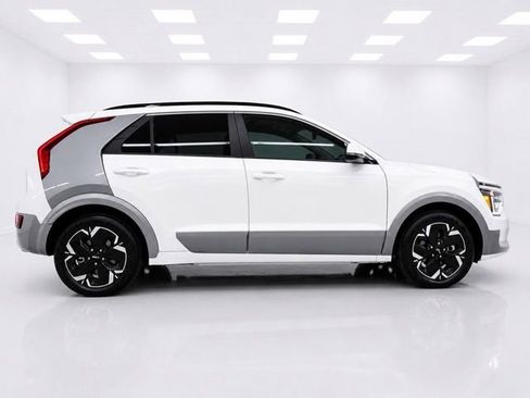Used 2023 Kia Niro Wave w/ Wave Preserve Package FWD image 4