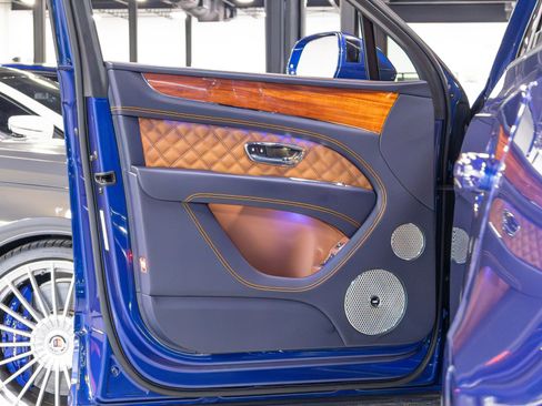 Used 2021 Bentley Bentayga w/ First Edition Specification image 4