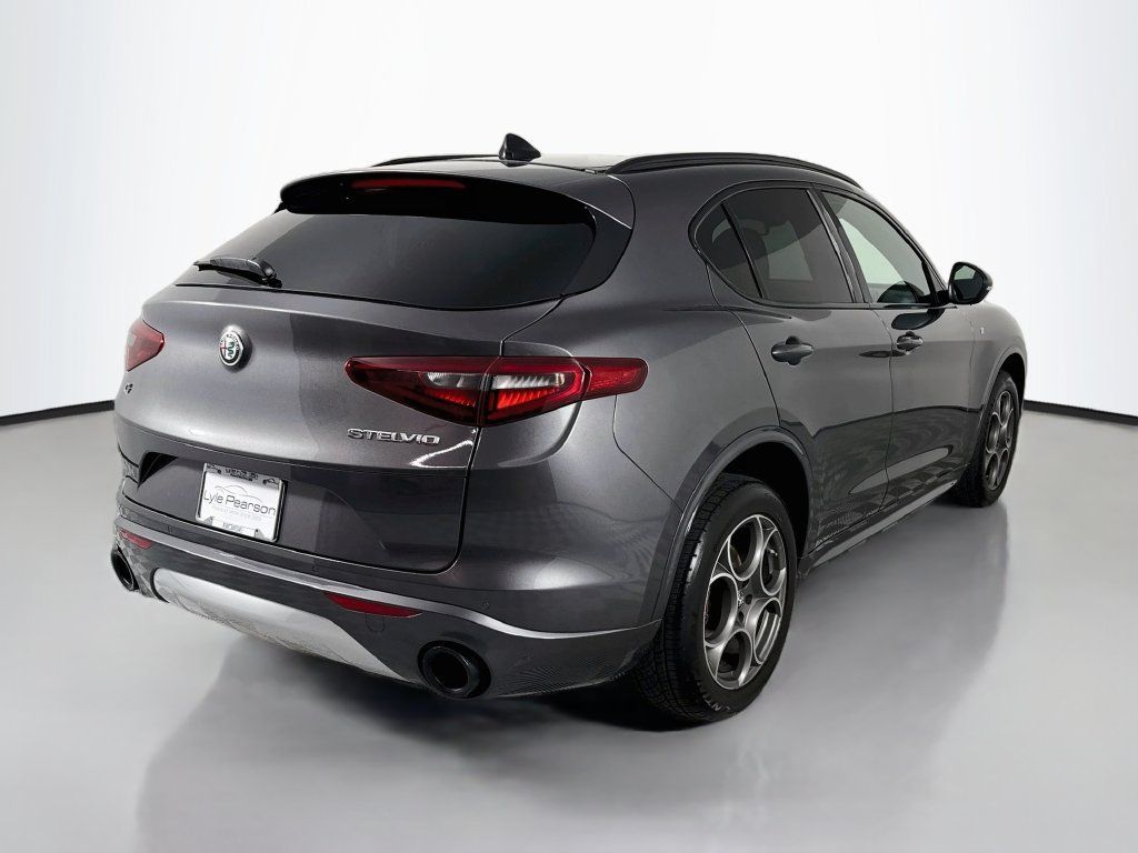 Used 2022 Alfa Romeo Stelvio Ti AWD/4WD image 9