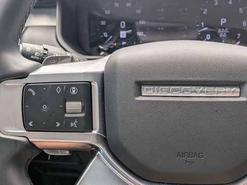 Used 2024 Land Rover Discovery Dynamic SE AWD/4WD image 19