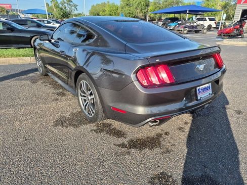 Used 2017 Ford Mustang Coupe RWD image 3