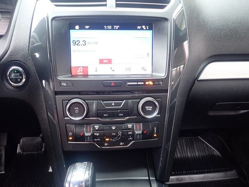 Used 2017 Ford Explorer XLT w/ Equipment Group 202A image 5