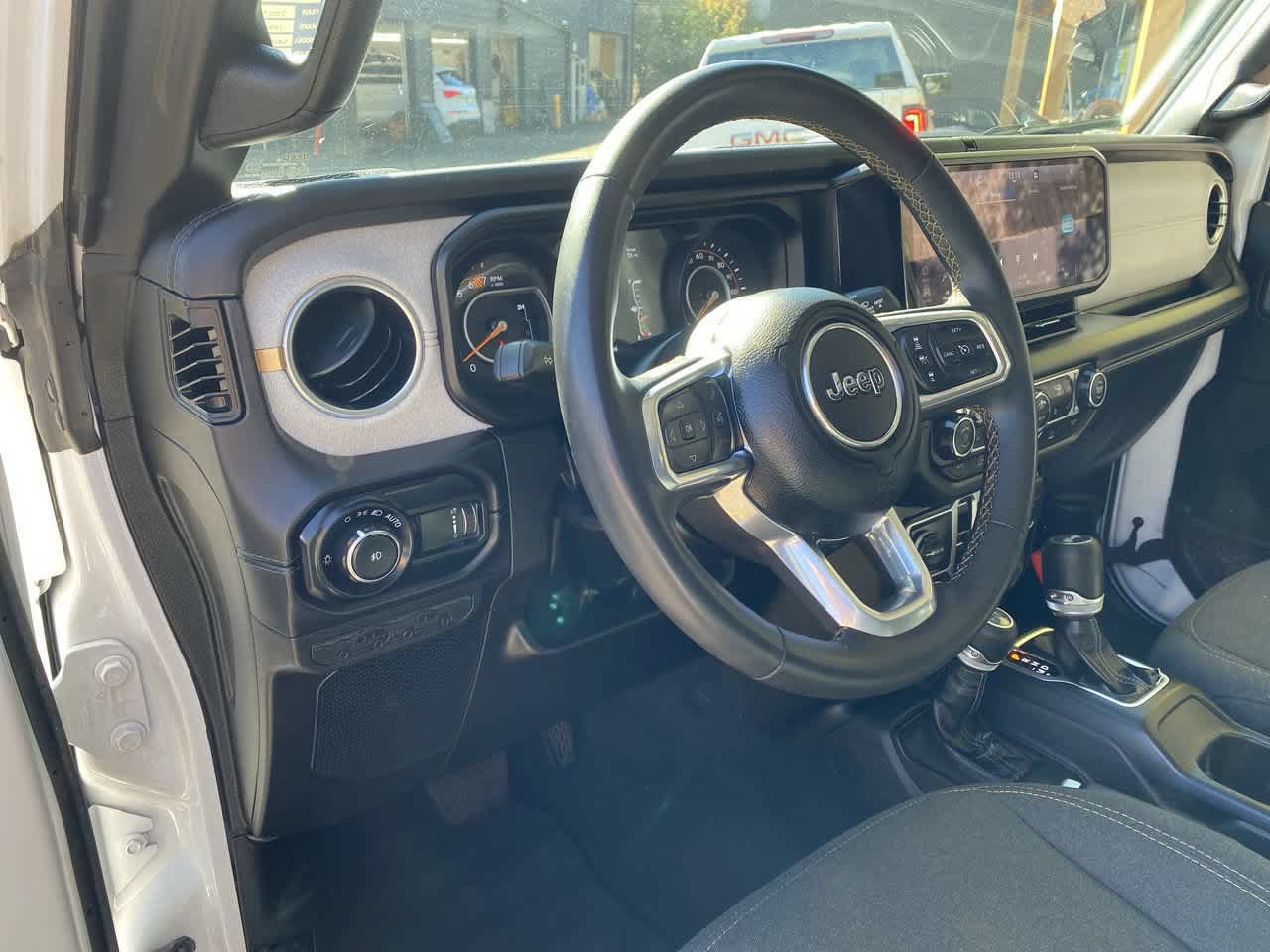 Used 2025 Jeep Wrangler Unlimited Sahara AWD/4WD image 2