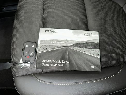Certified 2023 GMC Acadia SLT w/ Preferred Package image 19