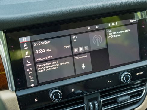 Certified 2022 Porsche Macan AWD/4WD image 25