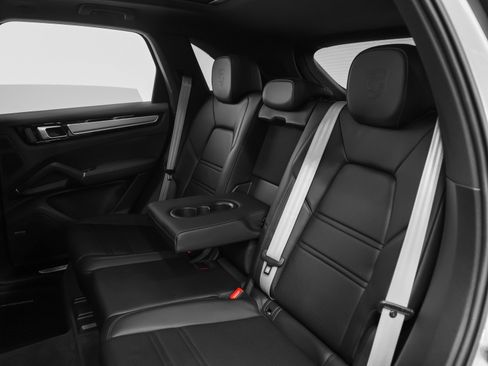 Used 2022 Porsche Cayenne Platinum Edition image 38