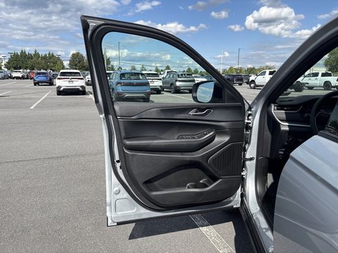 New 2025 Jeep Grand Cherokee Laredo X w/ Luxury Tech Group I image 17