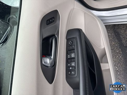 Used 2024 Chrysler Pacifica Touring-L image 18