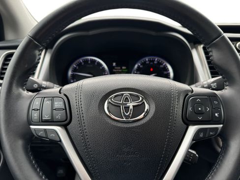 Used 2018 Toyota Highlander XLE AWD/4WD image 19