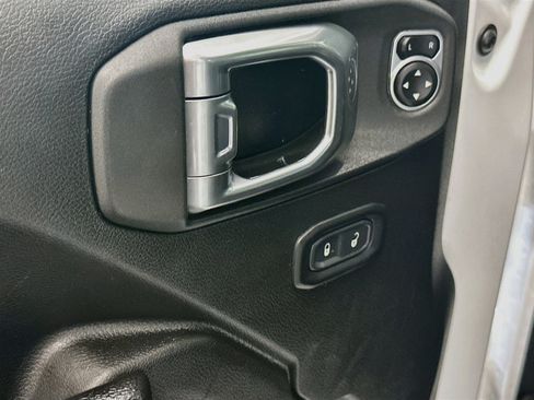 Used 2023 Jeep Wrangler Unlimited Rubicon 4xe w/ Cold Weather Group AWD/4WD image 15