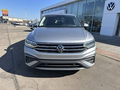 Used 2023 Volkswagen Tiguan SE image 2