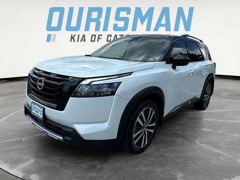 Used 2025 Nissan Pathfinder Platinum w/ Black Appearance Package AWD/4WD image 2