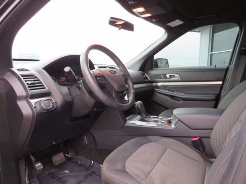 Used 2018 Ford Explorer XLT AWD/4WD image 10