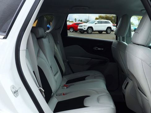 Used 2021 Jeep Cherokee Latitude Plus image 27