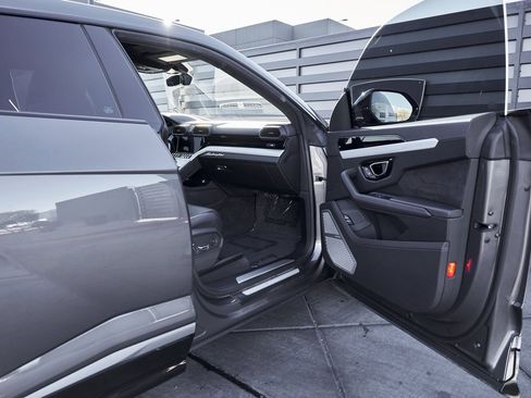 Used 2021 Lamborghini Urus image 21