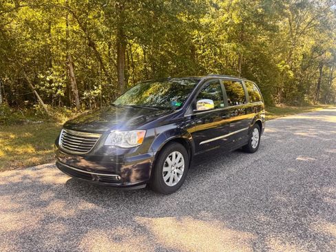 Used 2011 Chrysler Town & Country Touring-L w/ Entertainment Group #2 image 5