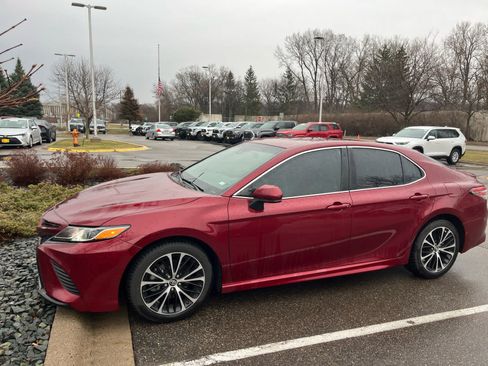 Used 2018 Toyota Camry SE FWD image 2