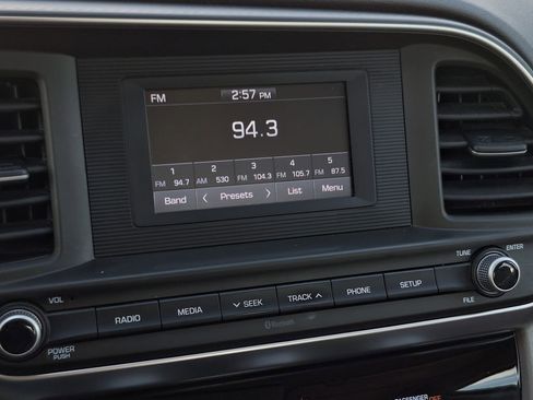 Used 2019 Hyundai Elantra SE image 17