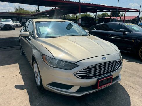 Used 2017 Ford Fusion SE w/ Fusion SE Technology Package image 12