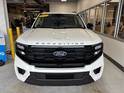 Used 2025 Ford Expedition Active AWD/4WD image 4