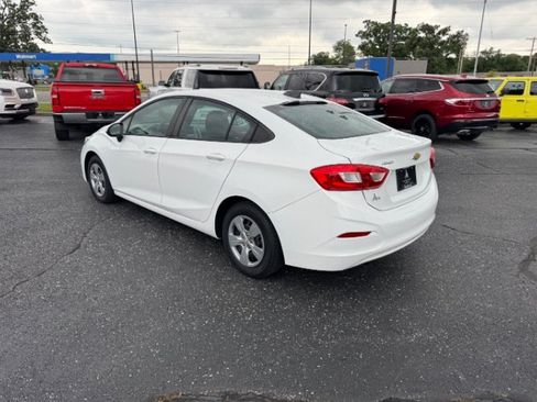 Used 2017 Chevrolet Cruze LS FWD image 3