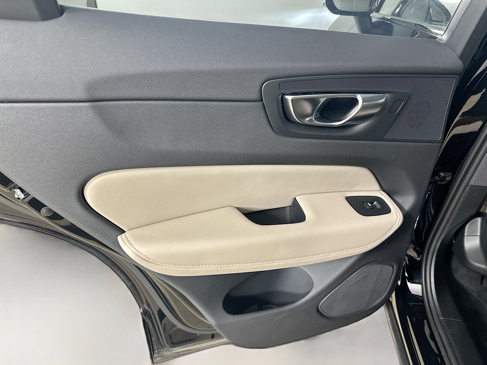Used 2026 Volvo XC60 B5 Plus w/ Protection Package Premier AWD/4WD image 35