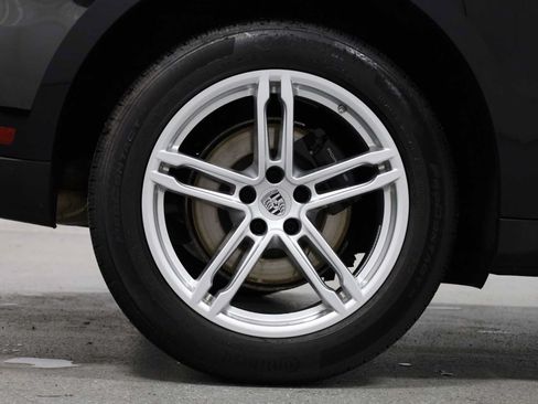 Certified 2024 Porsche Macan AWD/4WD image 38