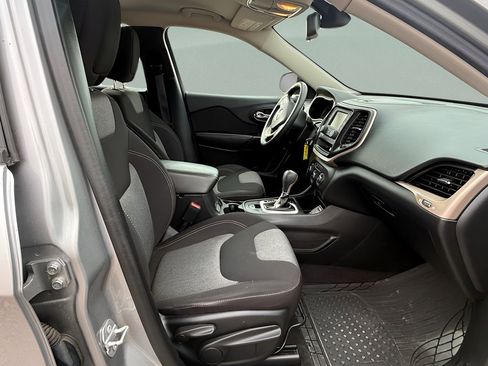 Used 2016 Jeep Cherokee Sport image 31