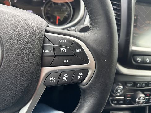 Used 2016 Jeep Cherokee Overland w/ Technology Group AWD/4WD image 40