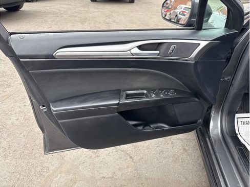 Used 2018 Ford Fusion SE w/ Fusion SE Technology Package FWD image 13