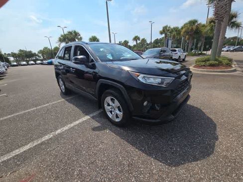 Used 2019 Toyota RAV4 XLE w/ Convenience Package FWD image 2