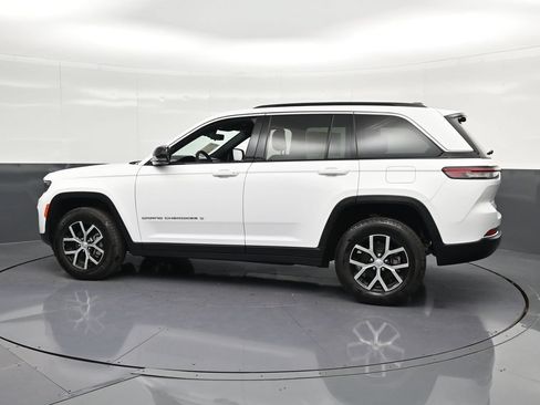 Used 2024 Jeep Grand Cherokee Limited w/ Luxury Tech Group II RWD image 8