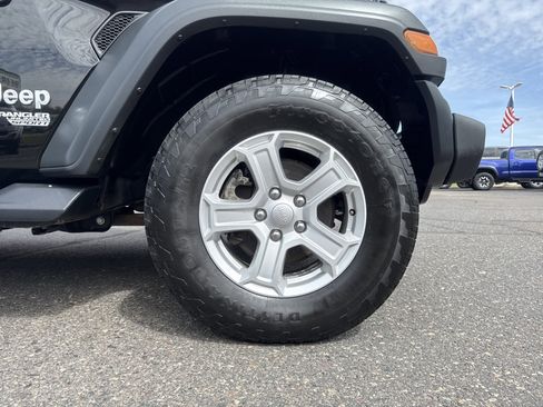 Used 2018 Jeep Wrangler Unlimited Sport S AWD/4WD image 9