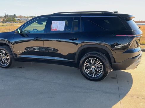 Used 2024 Chevrolet Traverse LT image 7