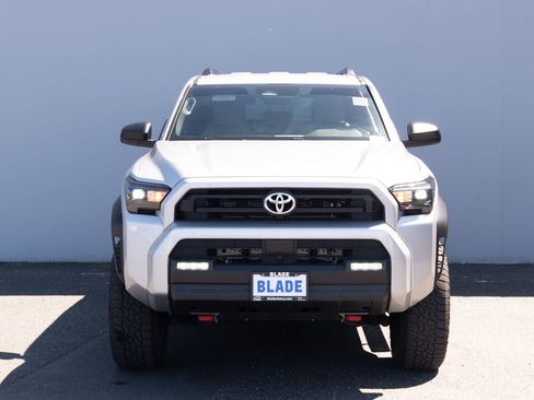 Used 2025 Toyota 4Runner SR5 AWD/4WD image 19