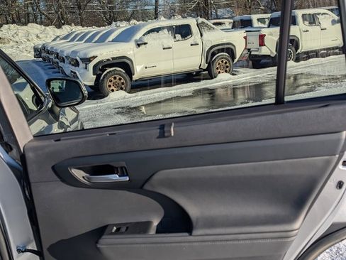 Certified 2024 Toyota Highlander XLE image 18