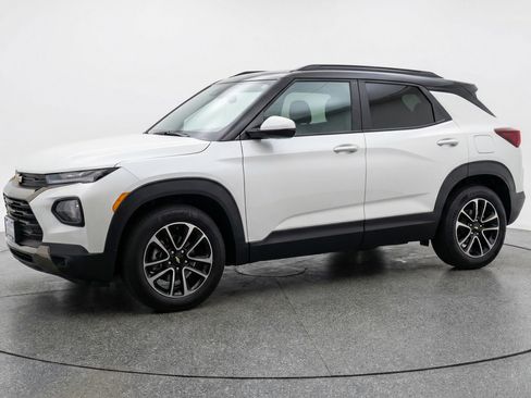 Used 2025 Chevrolet TrailBlazer LT image 3