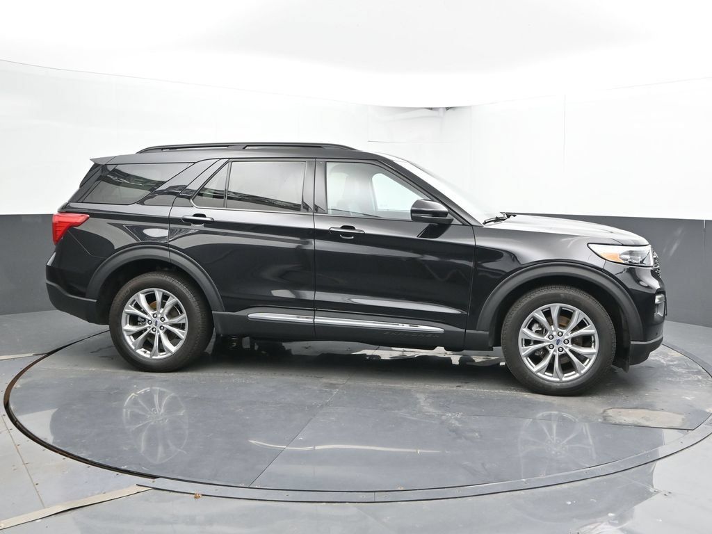 Used 2024 Ford Explorer XLT w/ Equipment Group 202A AWD/4WD image 4