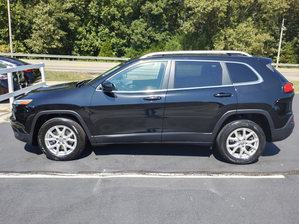 Used 2018 Jeep Cherokee Latitude w/ Safety Group FWD image 3