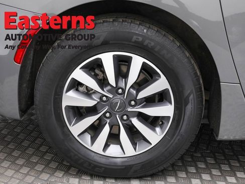 Used 2022 Chrysler Pacifica Touring-L FWD image 31