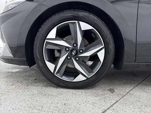 Used 2022 Hyundai Elantra Limited w/ Preferred Accessory Package image 43