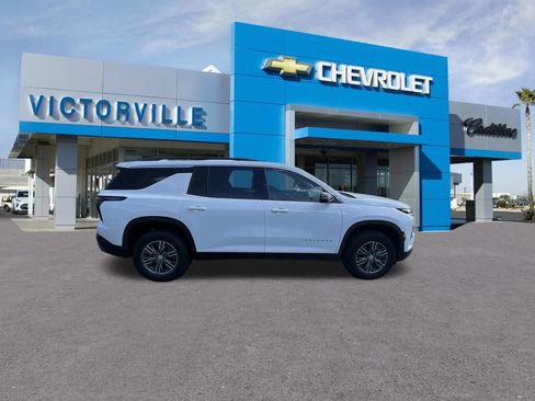 Used 2025 Chevrolet Traverse LT FWD image 4