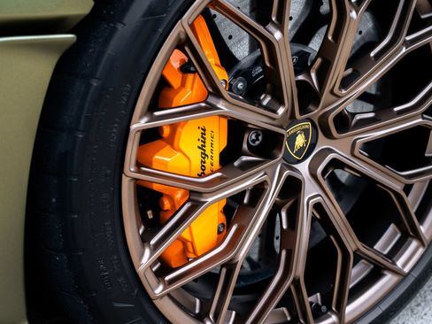 Used 2025 Lamborghini Revuelto AWD/4WD image 12