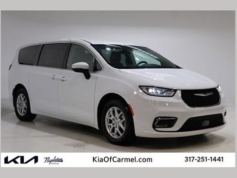 Used 2023 Chrysler Pacifica Touring-L FWD image 1