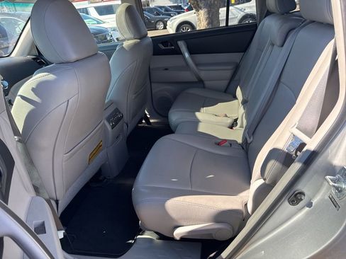 Used 2012 Toyota Highlander SE w/ Tow Pkg image 10