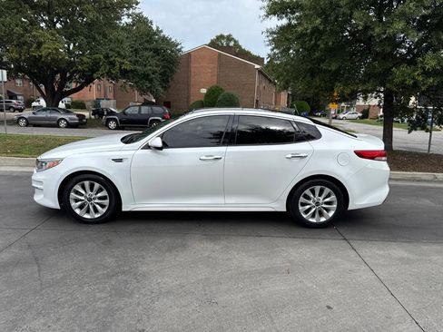 Used 2016 Kia Optima EX w/ Premium Package image 9