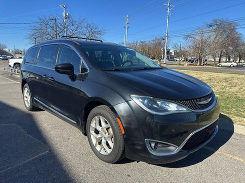 Used 2020 Chrysler Pacifica Touring-L Plus w/ Tire & Wheel Group image 8