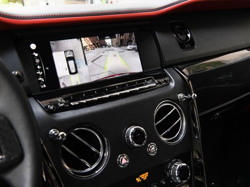 Used 2021 Rolls-Royce Cullinan Black Badge image 18