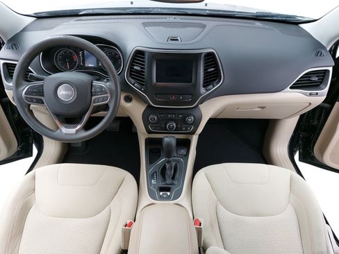 Used 2021 Jeep Cherokee Latitude FWD image 11